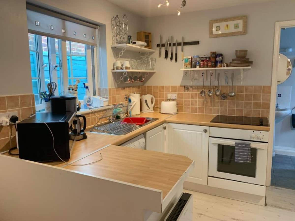 Hazelwick's guest kitchen with oven, hob and open shelving