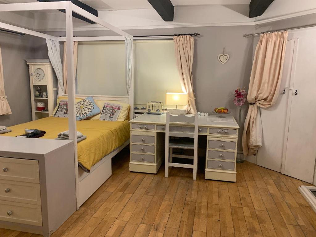 Four-poster bedroom at Hazelwick