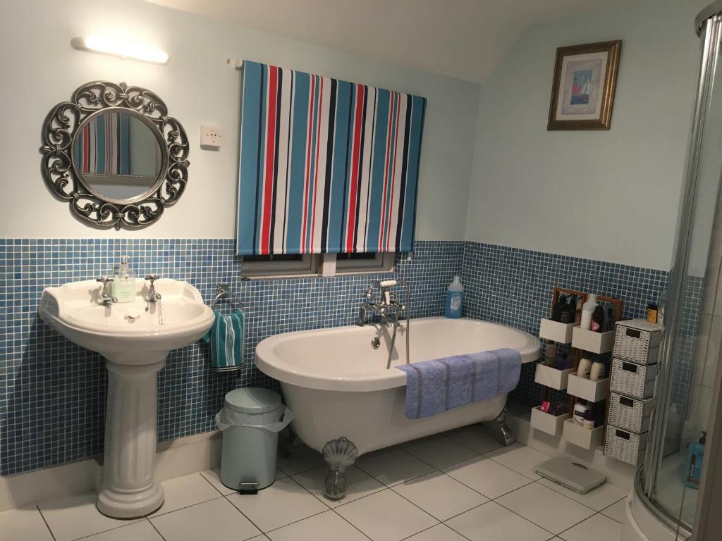 A bathroom with roll-top bath at Hazelwick
