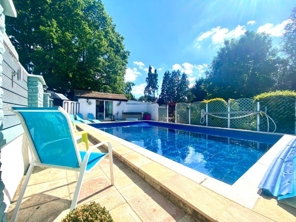 Outdoor swimming pool with loungers in Hazelwick's garden
